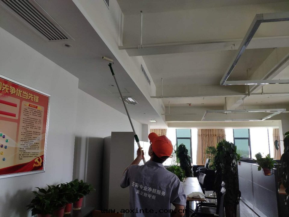 大(dà)廳顶面(miàn)滾筒全(quán)方(fāng)位(wèi)施工治理(lǐ)