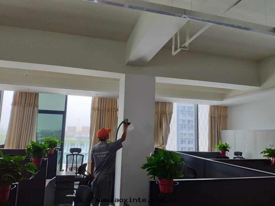 大(dà)廳墙面(miàn)全(quán)方(fāng)位(wèi)噴涂施工治理(lǐ)