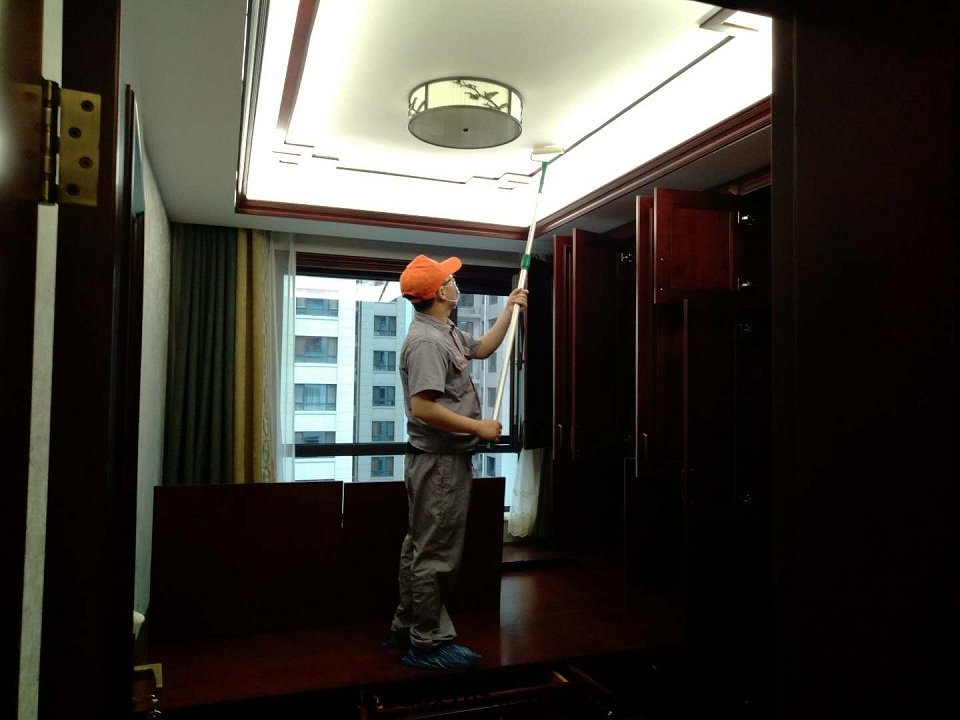 客餐廳顶面(miàn)滾筒施工