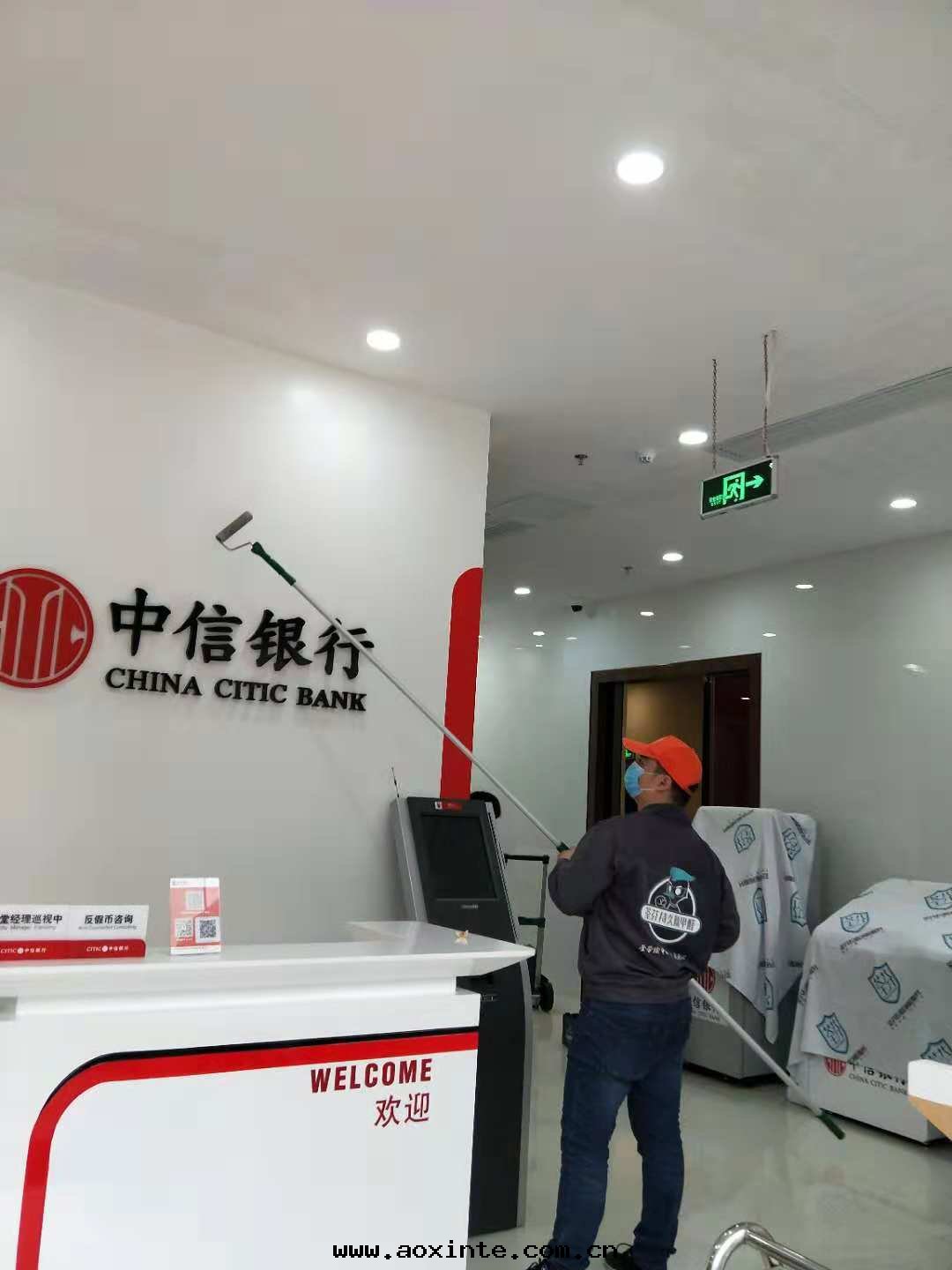 银(yín)行形象(xiàng)墙滾筒全(quán)方(fāng)位(wèi)施工治理(lǐ)