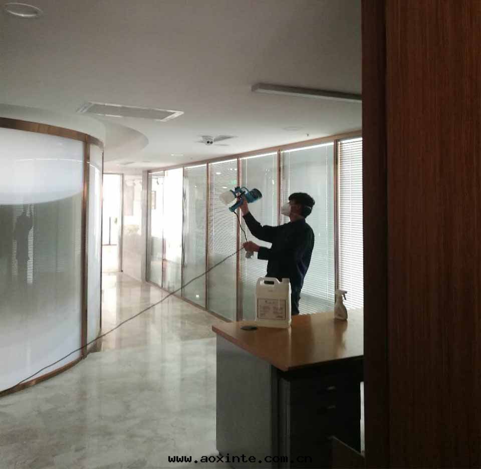 银(yín)行过(guò)道(dào)顶面(miàn)噴涂施工治理(lǐ)