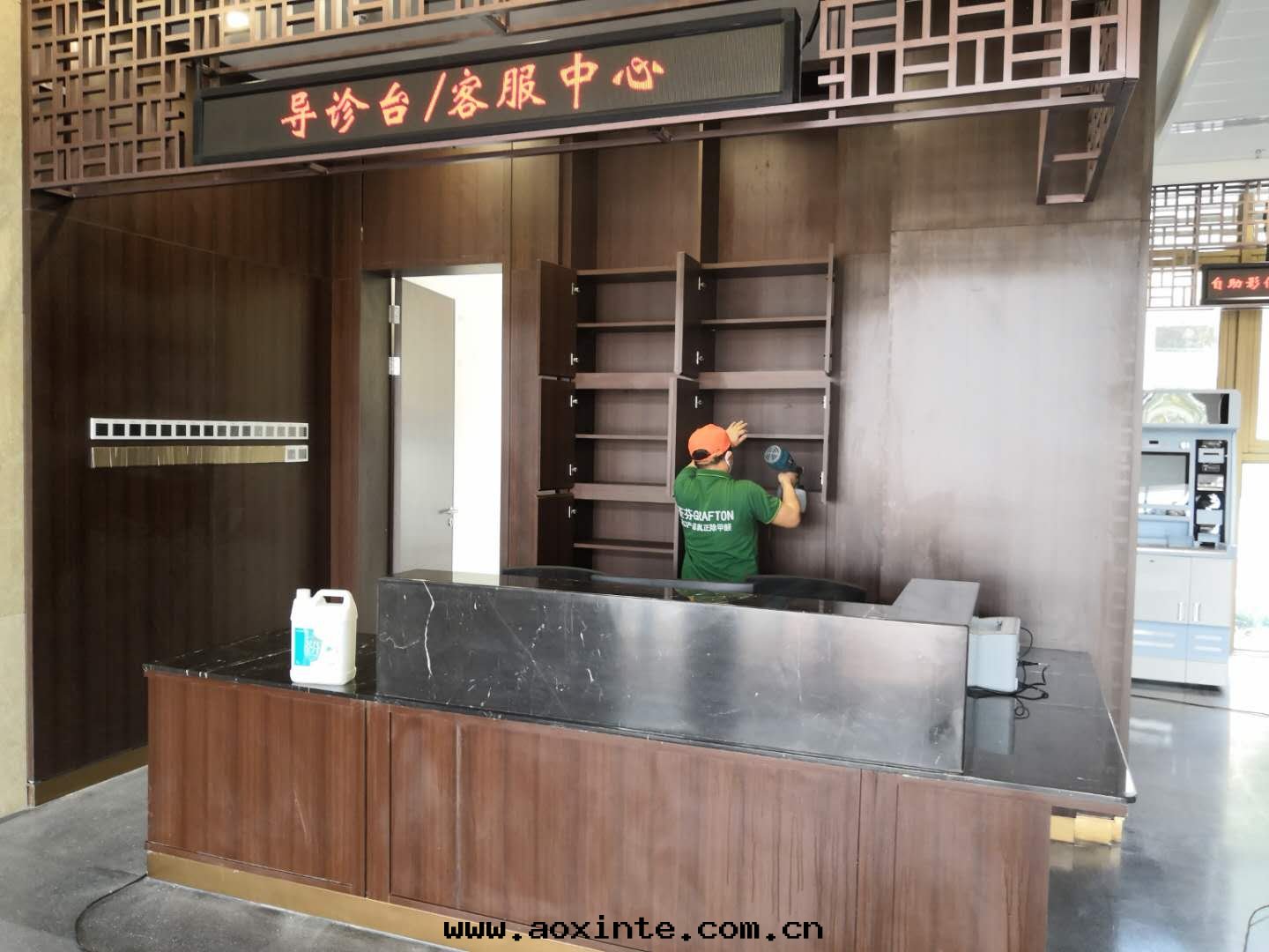 醫院(yuàn)導診台(tái)全(quán)方(fāng)位(wèi)噴塗施工