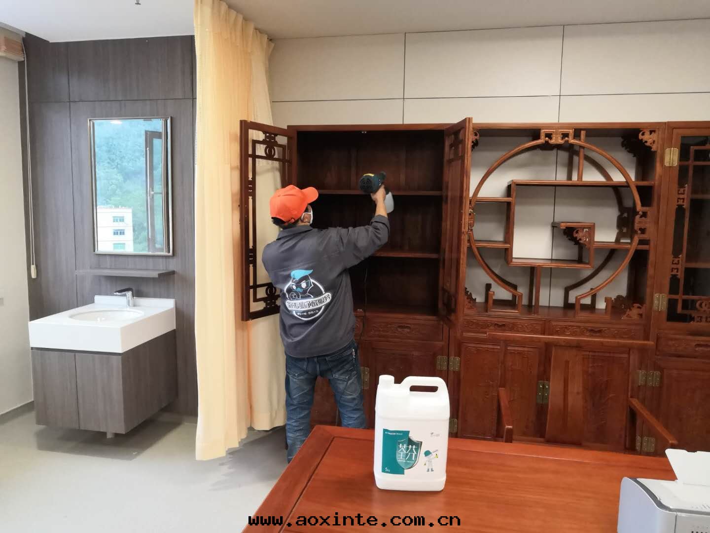 醫院(yuàn)藥材櫃全(quán)方(fāng)位(wèi)噴塗施工