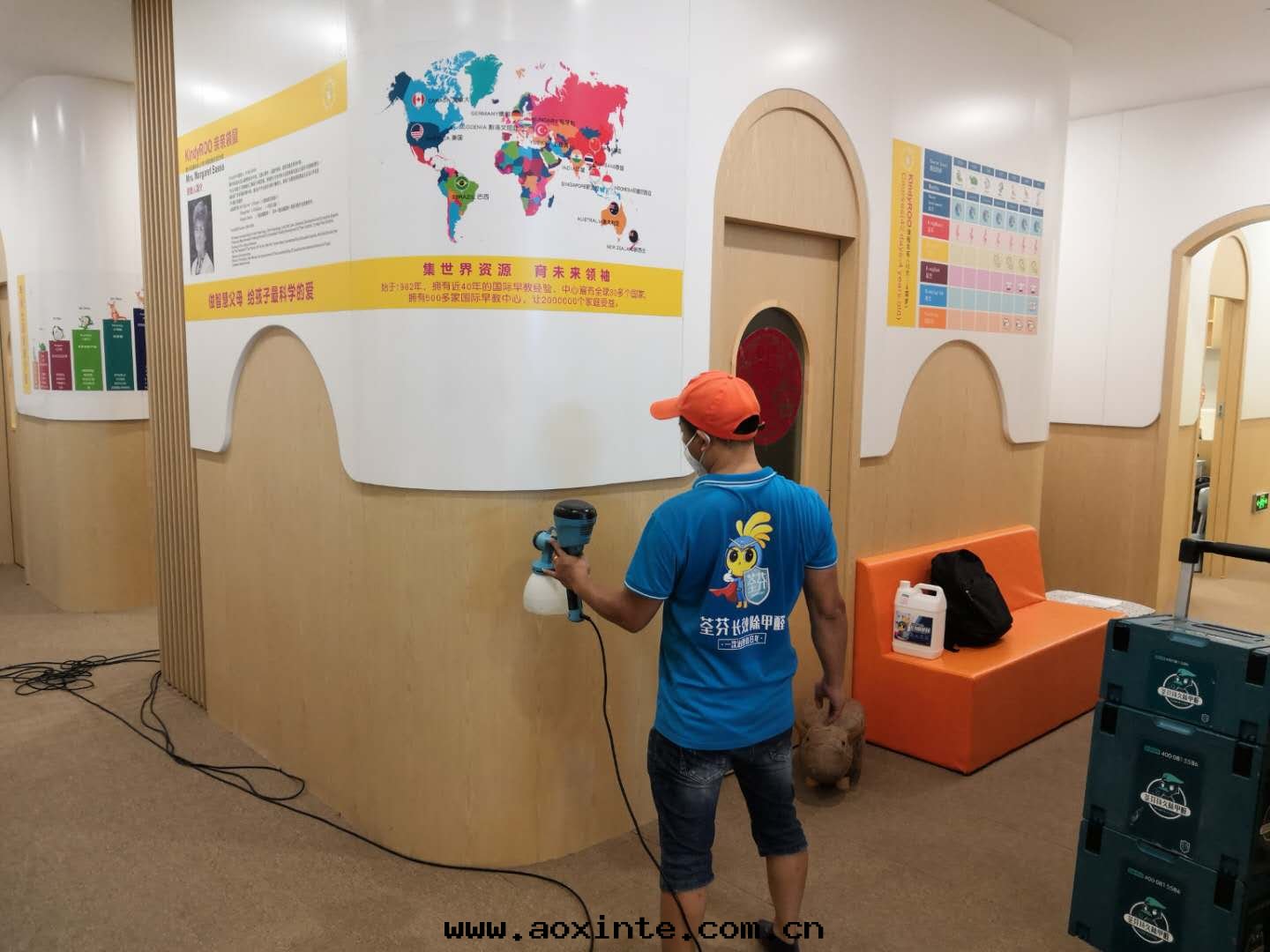 过(guò)道(dào)墙面(miàn)全(quán)方(fāng)位(wèi)噴涂施工