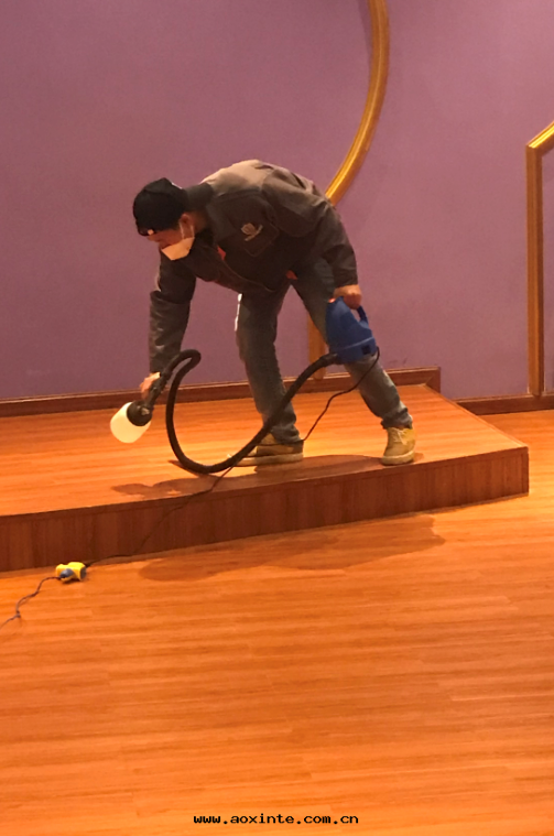 会(huì)議台(tái)木(mù)地(dì)闆全(quán)方(fāng)位(wèi)噴塗施工