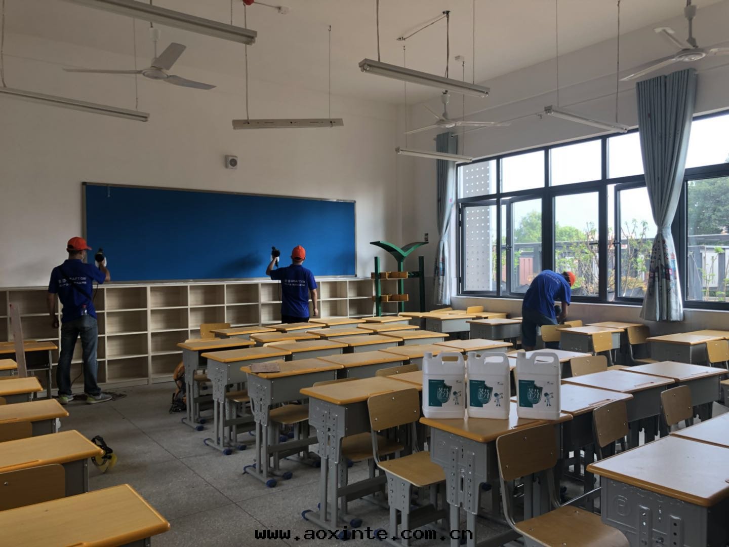 教室(shì)桌(zhuō)椅(yǐ)全(quán)方(fāng)位(wèi)噴涂施工