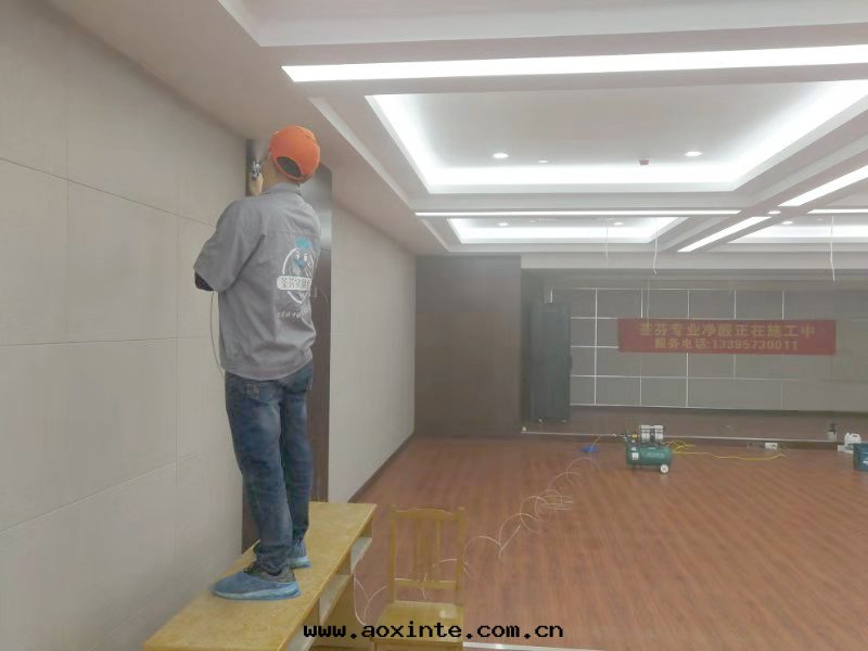 醫院(yuàn)大(dà)廳墙面(miàn)噴槍施工