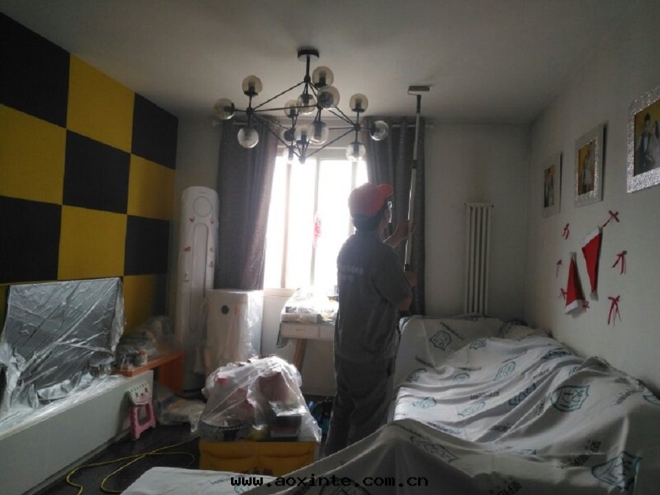 客廳顶面(miàn)滾筒全(quán)方(fāng)位(wèi)施工治理(lǐ)甲醛