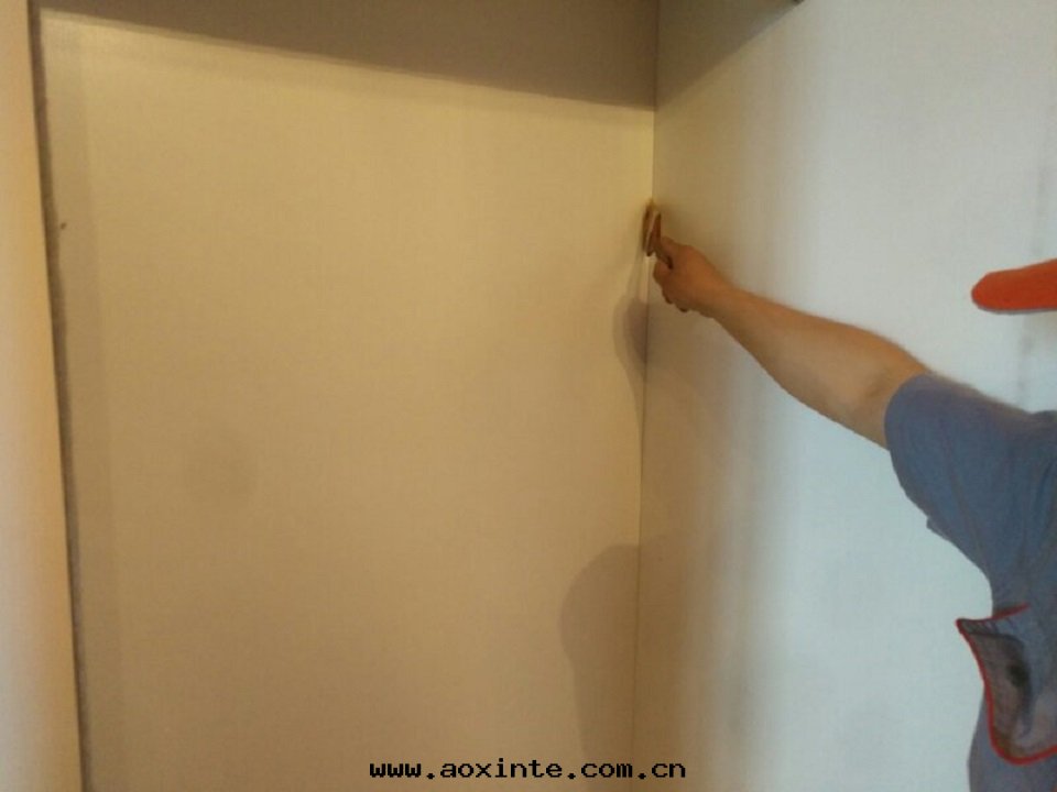 櫃子縫隙處(chù)刷子精细(xì)化(huà)施工治理(lǐ)甲醛