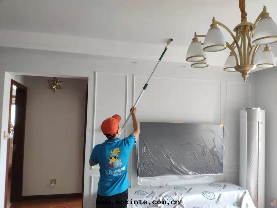 客廳顶面(miàn)滾筒全(quán)方(fāng)位(wèi)施工治理(lǐ)