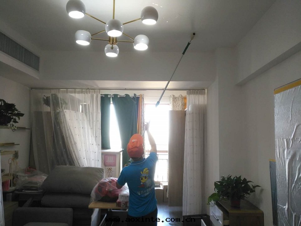 客廳顶面(miàn)滾筒全(quán)方(fāng)位(wèi)施工