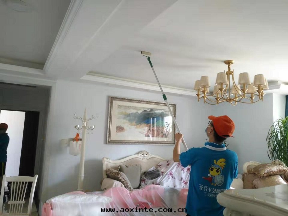 客廳顶面(miàn)滾筒全(quán)方(fāng)位(wèi)施工治理(lǐ)