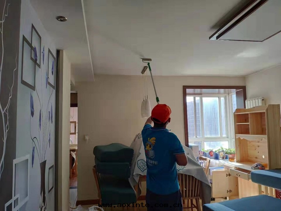 客廳顶面(miàn)滾筒全(quán)方(fāng)位(wèi)施工治理(lǐ)