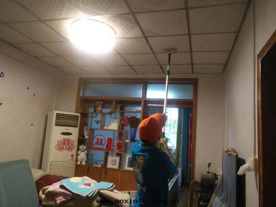 客廳顶面(miàn)滾筒全(quán)方(fāng)位(wèi)噴涂施工