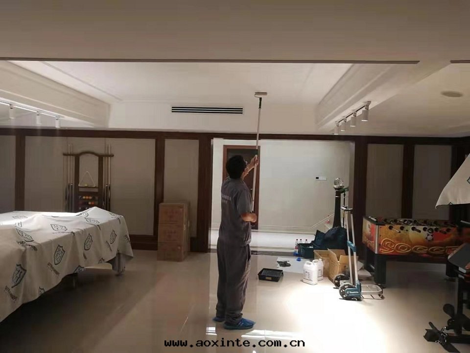 客廳頂面(miàn)滾筒全(quán)方(fāng)位(wèi)施工治理(lǐ)甲醛