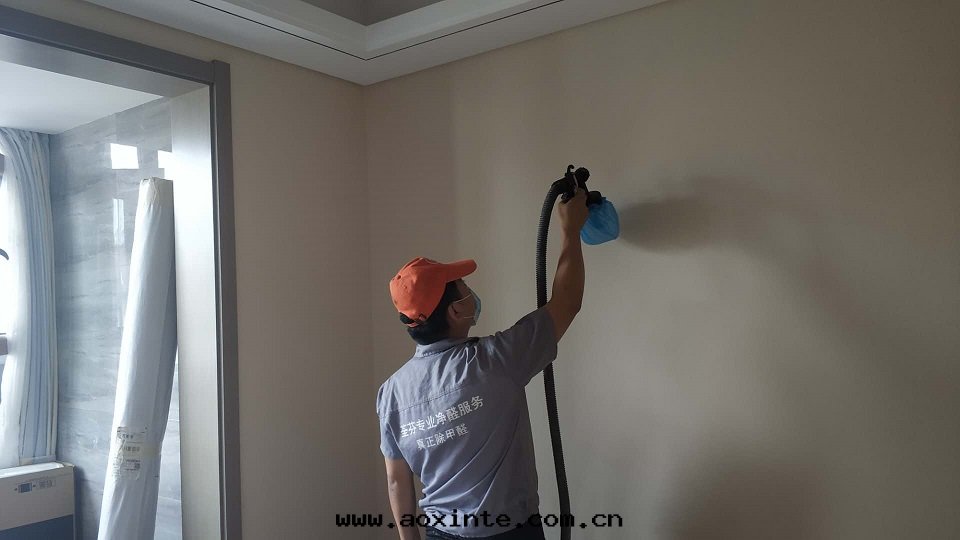 客廳墙面(miàn)噴槍全(quán)方(fāng)位(wèi)施工治理(lǐ)甲醛