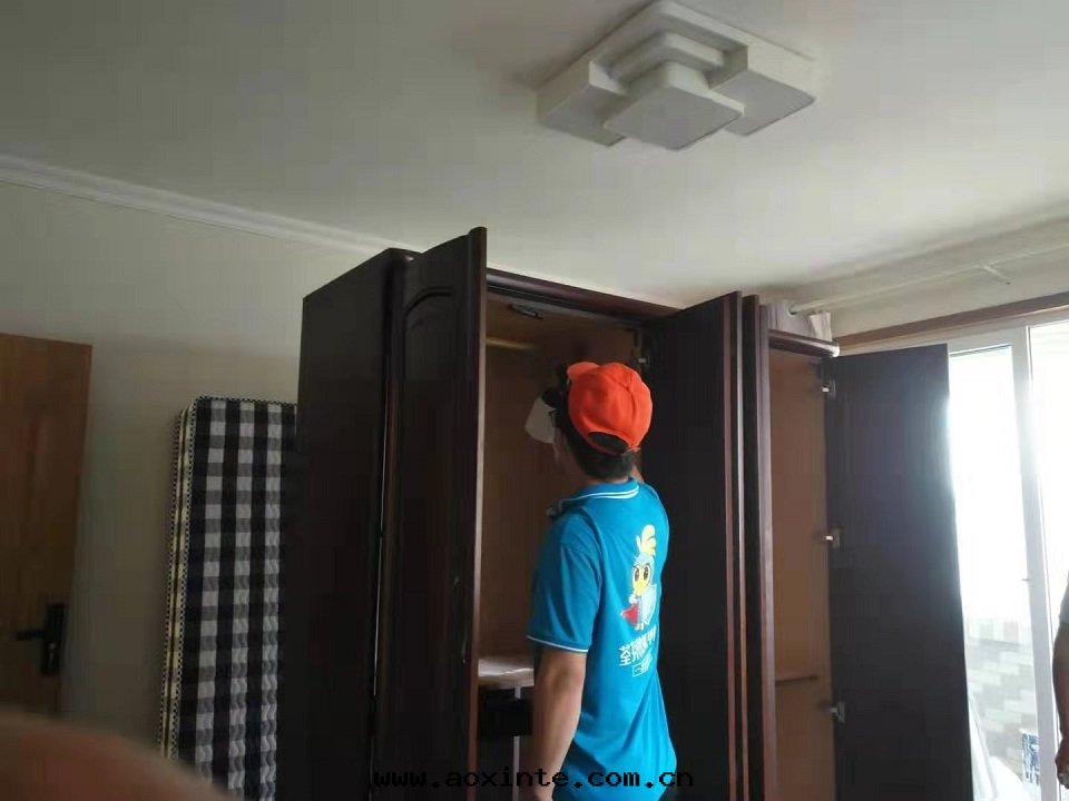 卧室(shì)衣(yī)櫃全(quán)方(fāng)位(wèi)噴涂施工治理(lǐ)甲醛