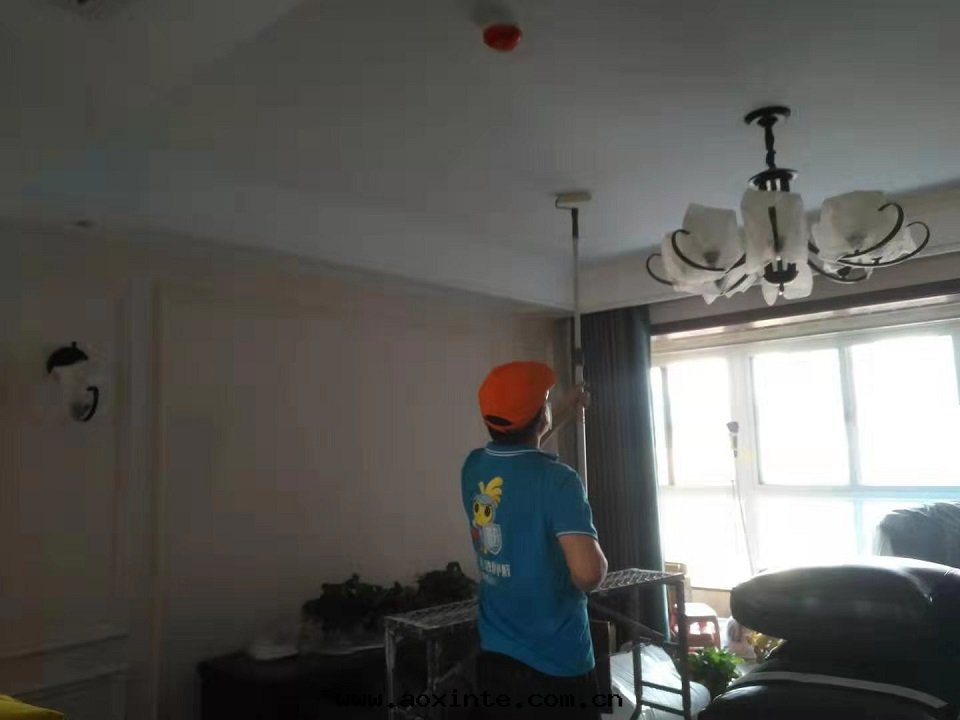 客廳顶面(miàn)滾筒施工治理(lǐ)甲醛