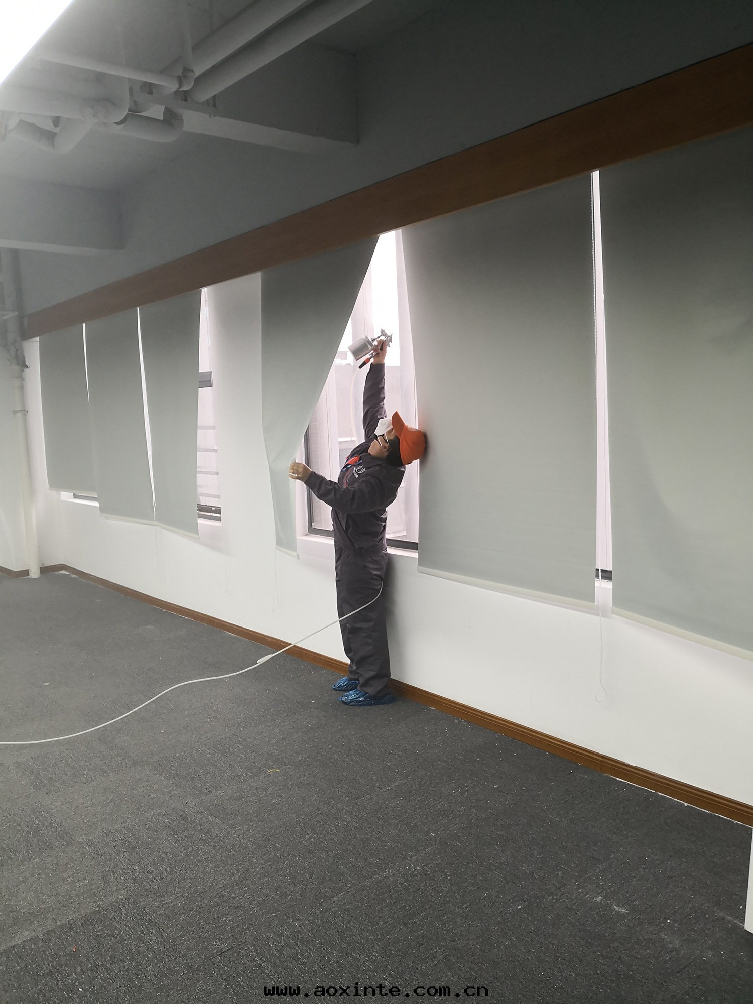 辦(bàn)公(gōng)室(shì)遮阳布(bù)全(quán)方(fāng)位(wèi)噴塗治理(lǐ)甲醛