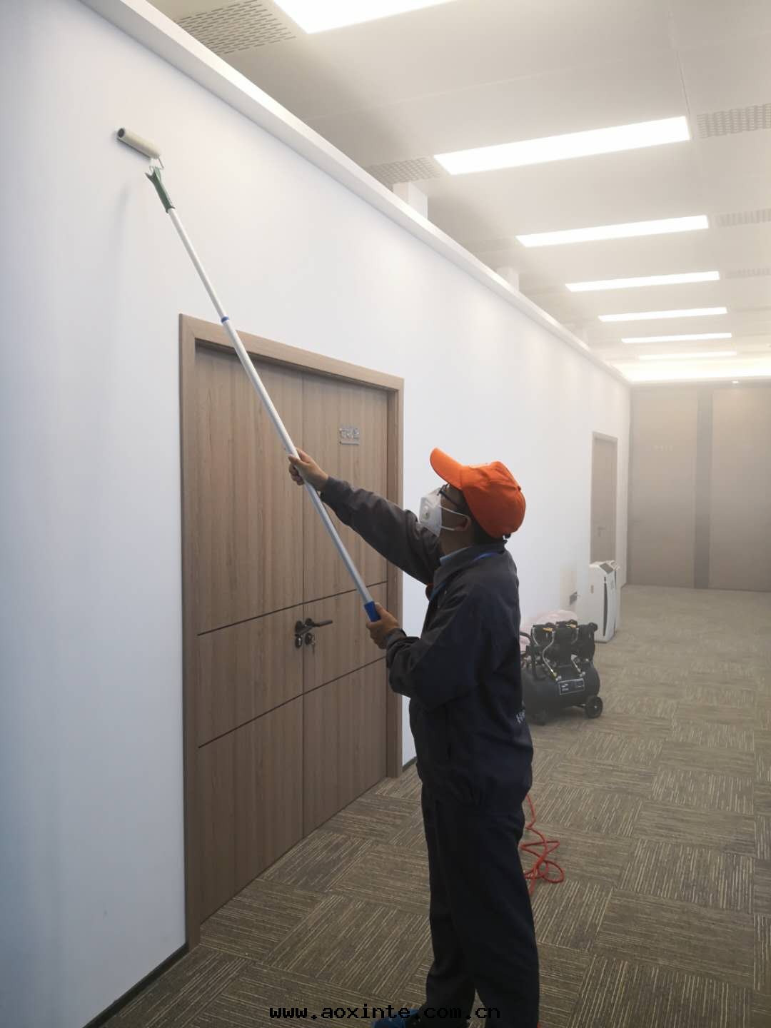 过(guò)道(dào)牆(qiáng)面(miàn)頂面(miàn)滾筒全(quán)方(fāng)位(wèi)施工治理(lǐ)甲醛