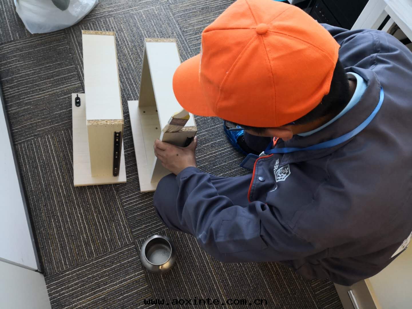 辦(bàn)公(gōng)抽屜刷子精细化(huà)施工治理(lǐ)甲醛