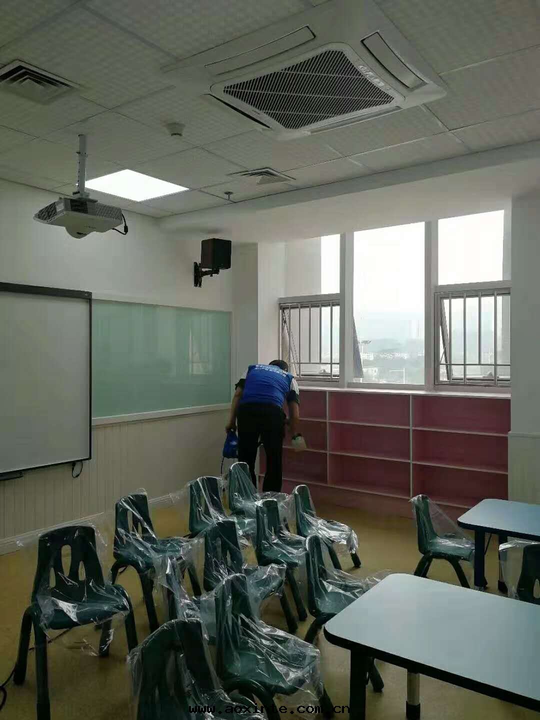 教室(shì)櫃子全(quán)方(fāng)位(wèi)噴塗治理(lǐ)甲醛