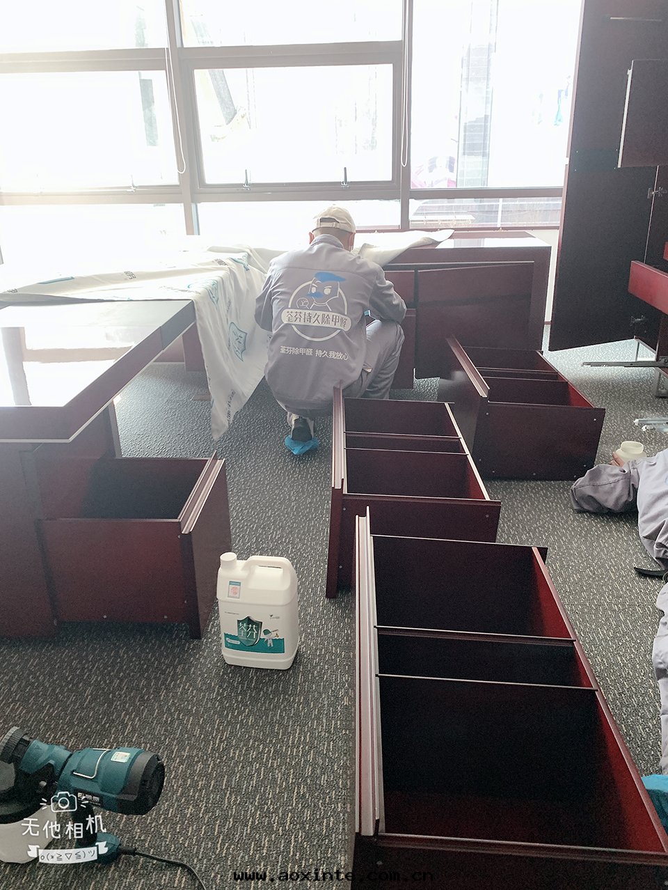 辦(bàn)公(gōng)室(shì)桌(zhuō)椅(yǐ)全(quán)方(fāng)位(wèi)施工治理(lǐ)甲醛