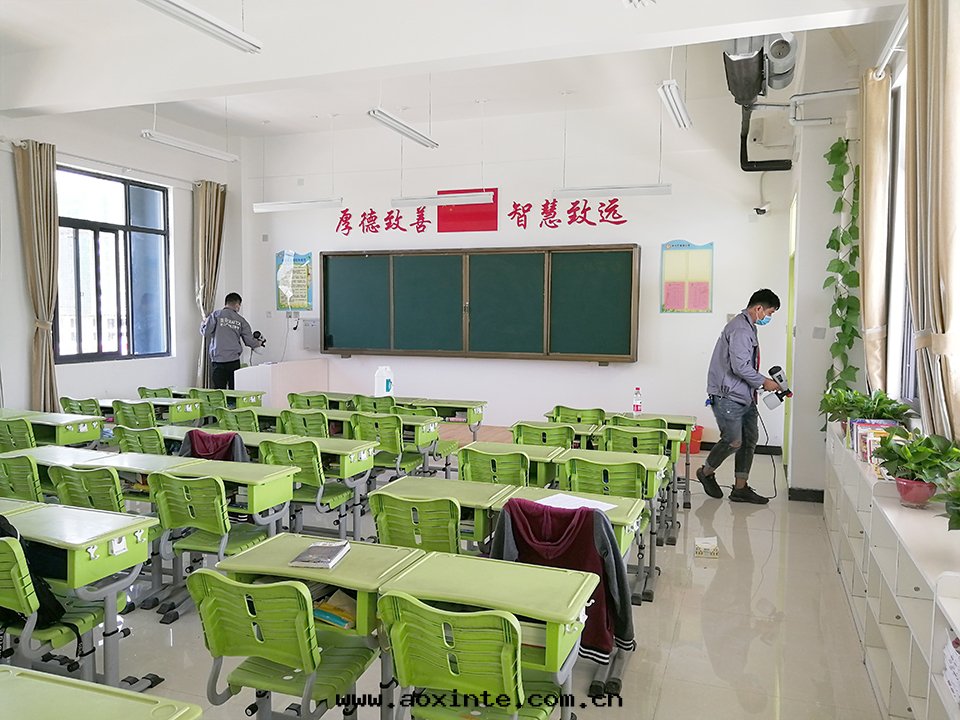 教室(shì)牆(qiáng)面(miàn)噴枪全(quán)方(fāng)位(wèi)施工治理(lǐ)甲醛