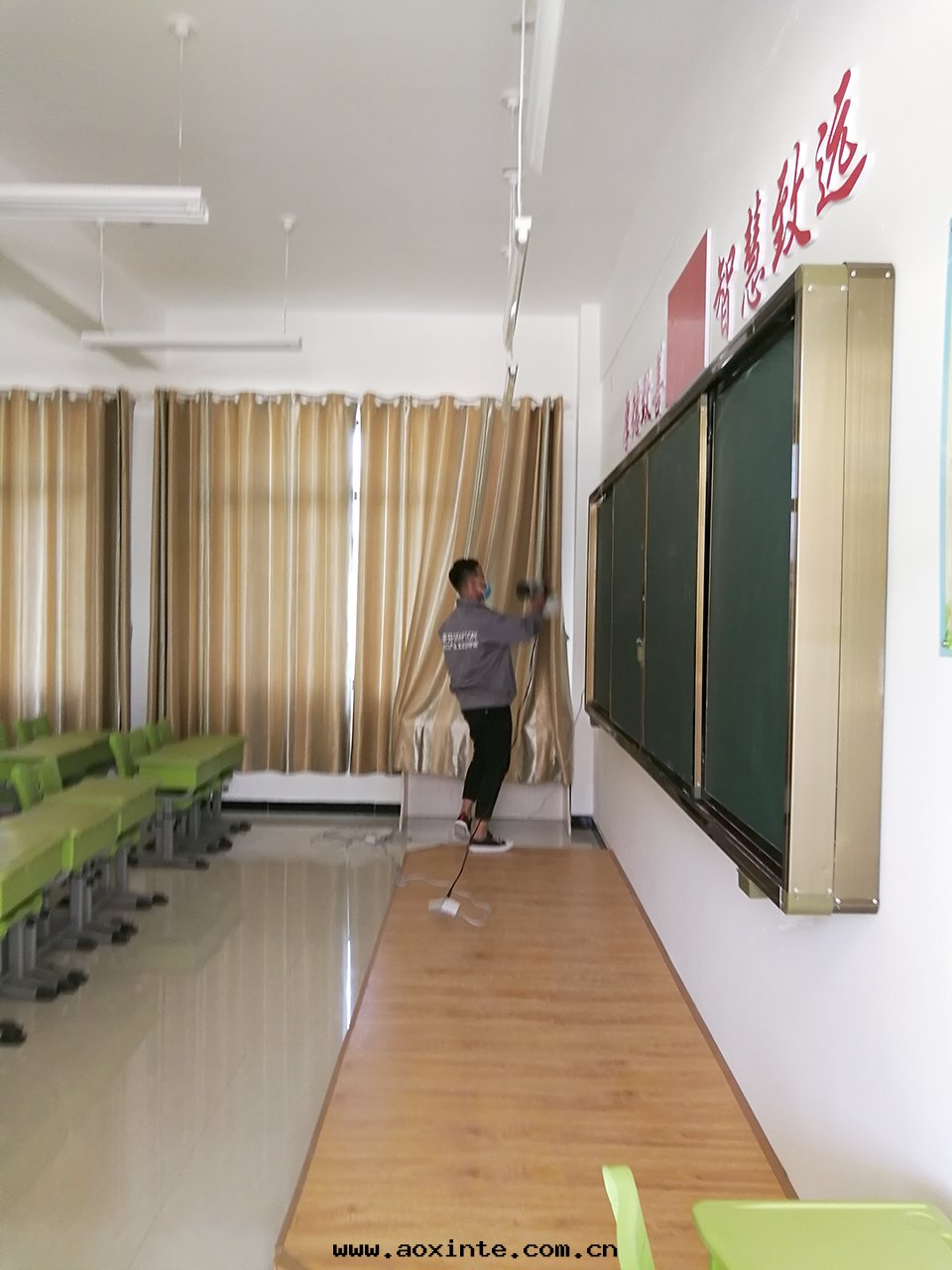 教室(shì)窗(chuāng)帘(lián)牆(qiáng)面(miàn)噴塗施工治理(lǐ)