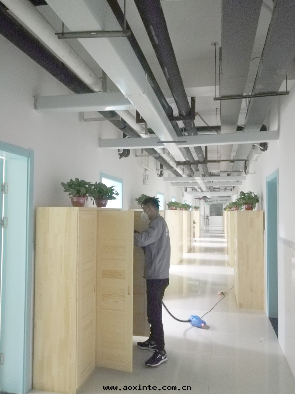 过(guò)道(dào)櫃子全(quán)方(fāng)位(wèi)噴塗治理(lǐ)甲醛