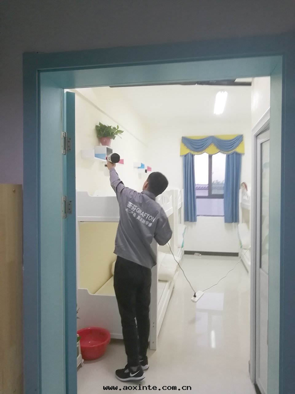 卧室(shì)牆(qiáng)面(miàn)全(quán)方(fāng)位(wèi)噴塗施工治理(lǐ)
