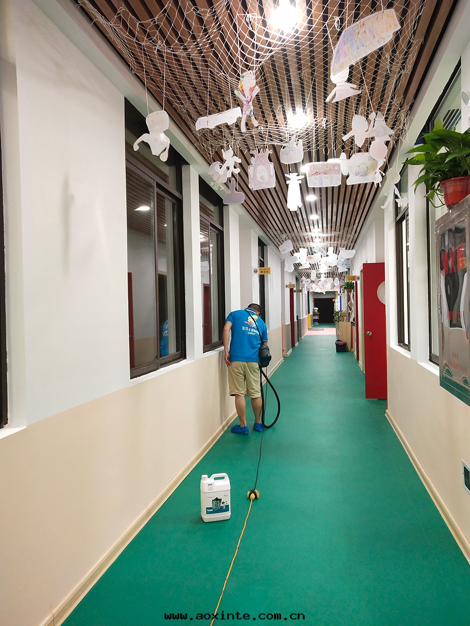 过(guò)道(dào)墙面(miàn)噴槍全(quán)方(fāng)位(wèi)施工治理(lǐ)