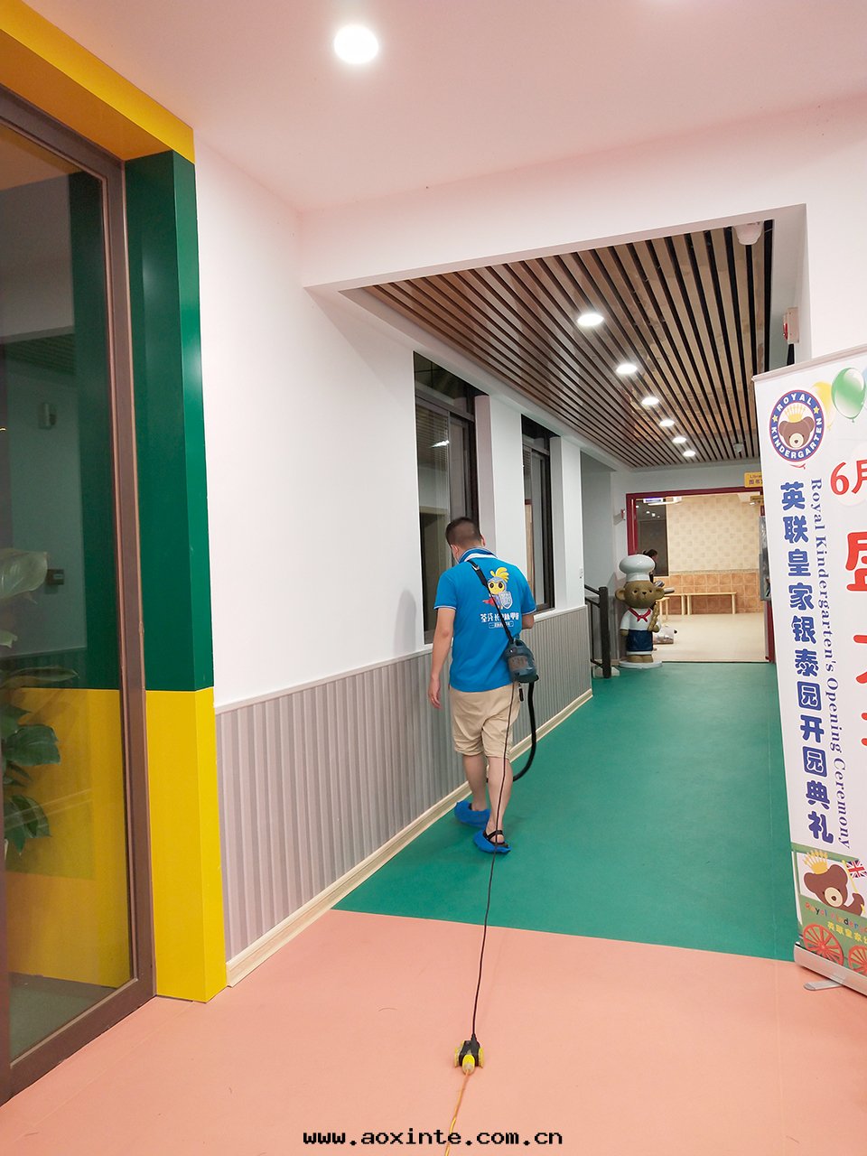 过(guò)道(dào)墙面(miàn)全(quán)方(fāng)位(wèi)噴涂治理(lǐ)甲醛