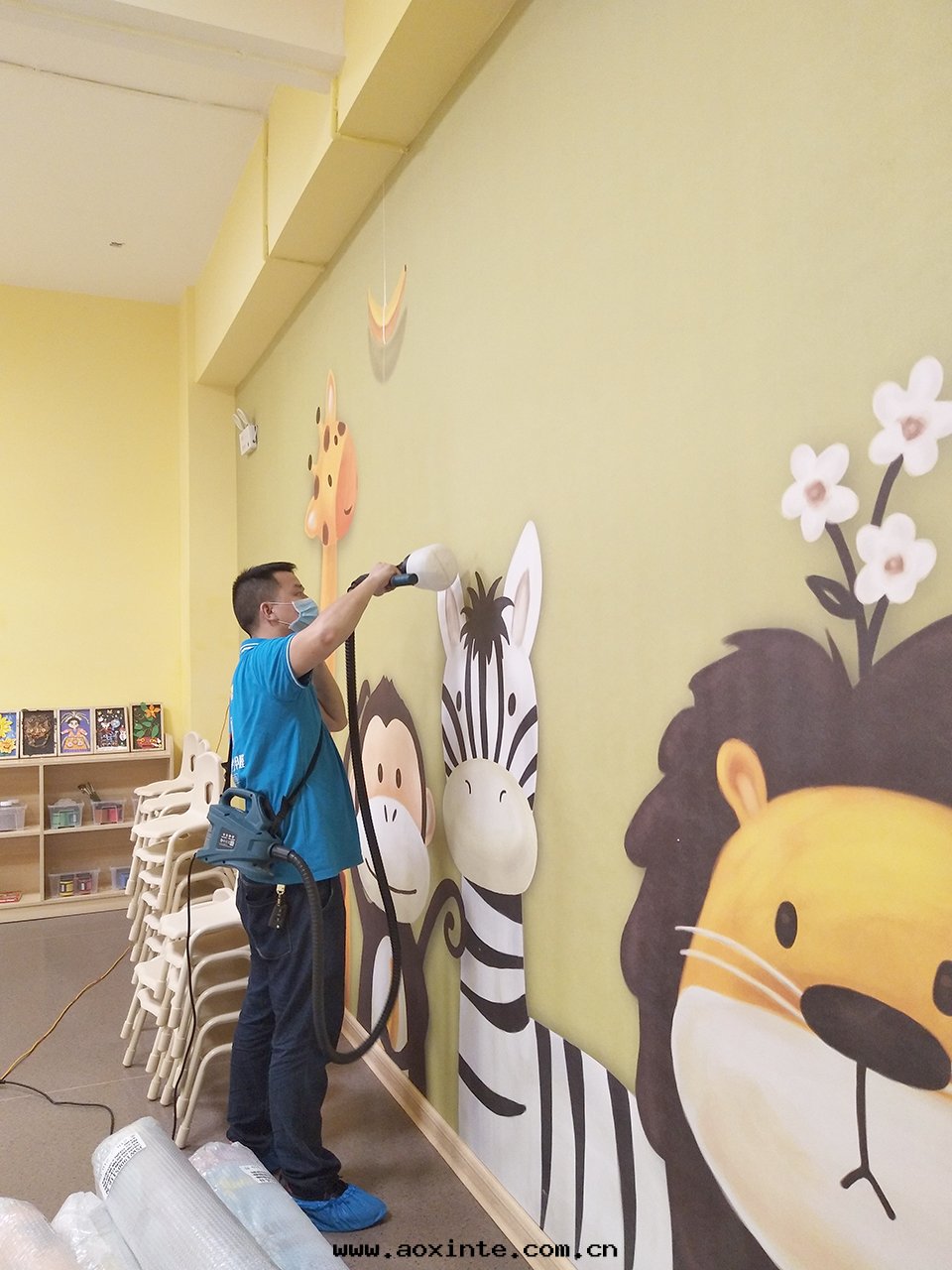 教室(shì)墙面(miàn)噴槍全(quán)方(fāng)位(wèi)施工治理(lǐ)甲醛