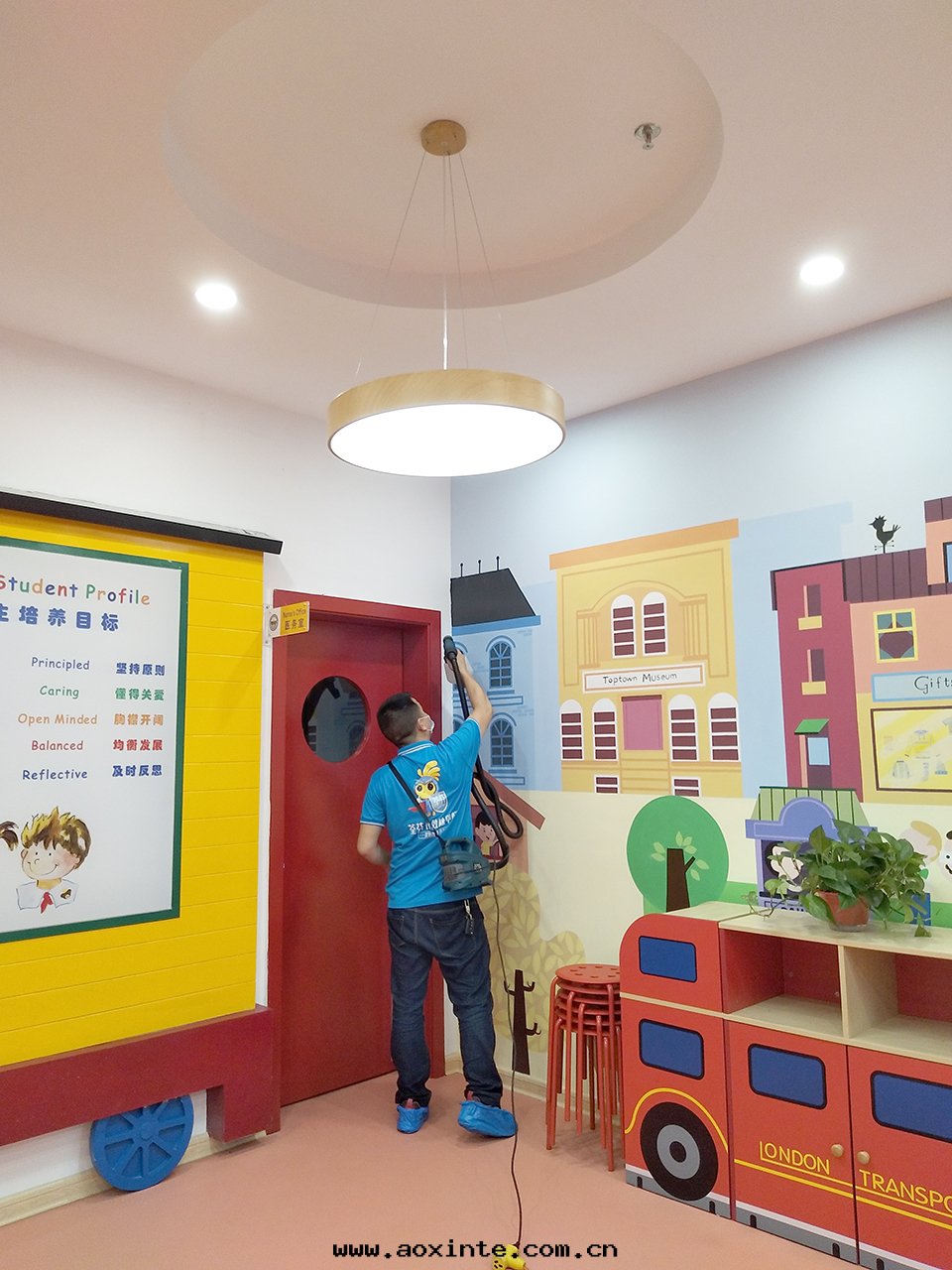 教室(shì)墙面(miàn)顶面(miàn)全(quán)方(fāng)位(wèi)噴涂治理(lǐ)甲醛