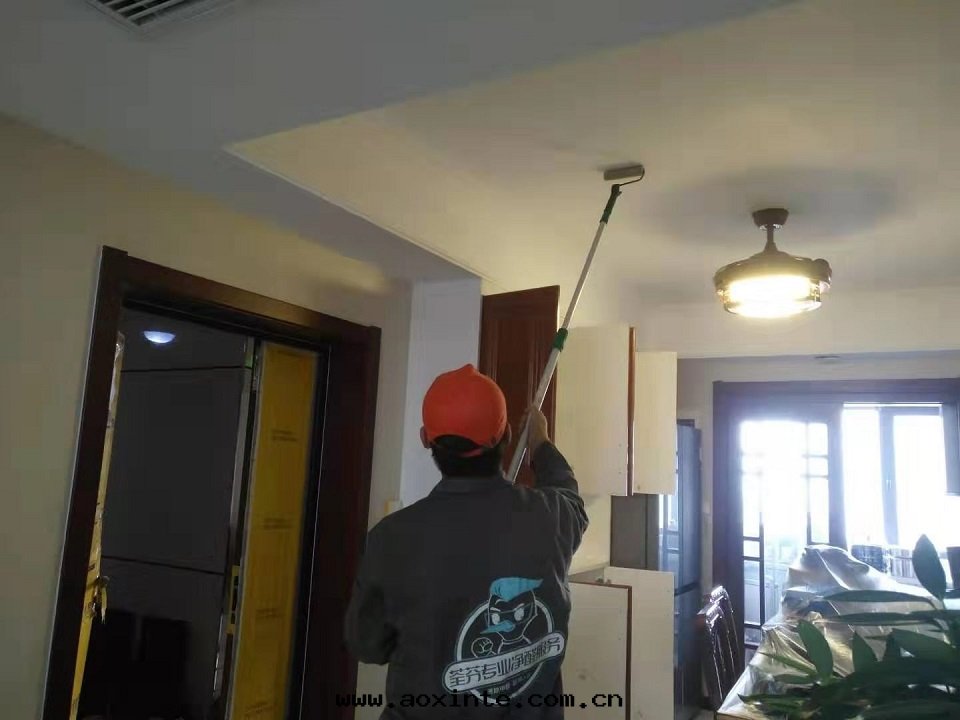 客廳顶面(miàn)滾筒施工治理(lǐ)甲醛