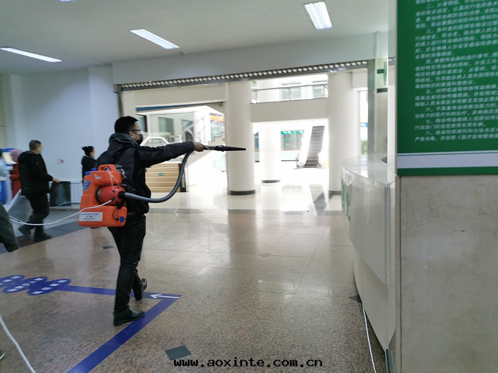 醫院(yuàn)大(dà)廳進(jìn)行消毒殺菌