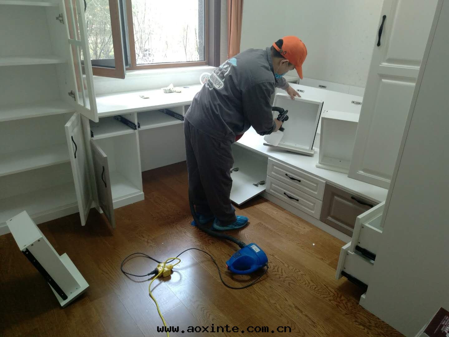 卧室(shì)櫃子抽屜重(zhòng)點(diǎn)噴涂治理(lǐ)