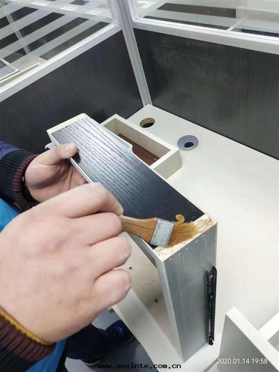 桌(zhuō)子抽屜重(zhòng)點(diǎn)污染源刷子精细(xì)化(huà)施工治理(lǐ)