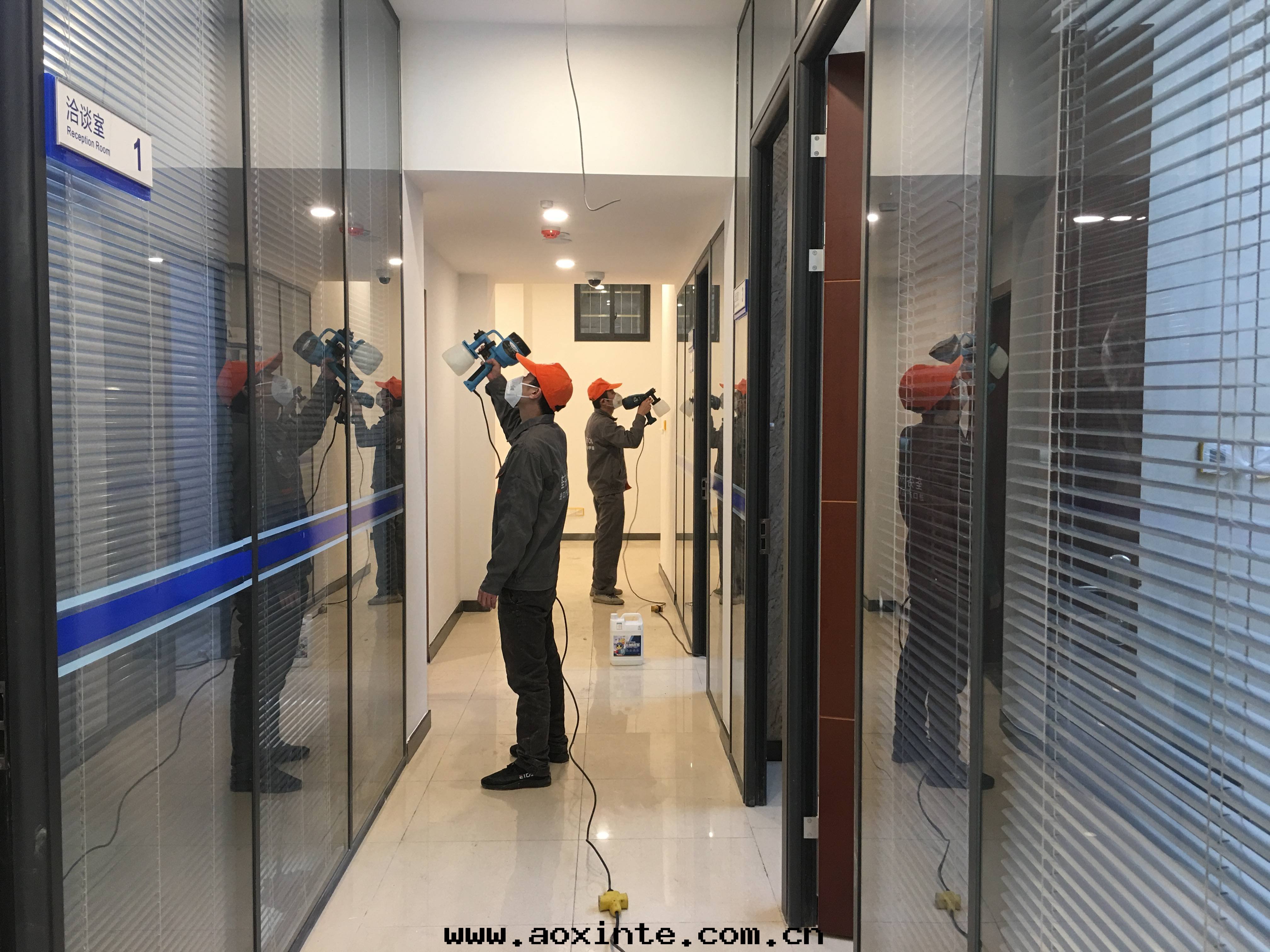 银(yín)行过(guò)道(dào)墙面(miàn)全(quán)方(fāng)位(wèi)噴涂治理(lǐ)甲醛