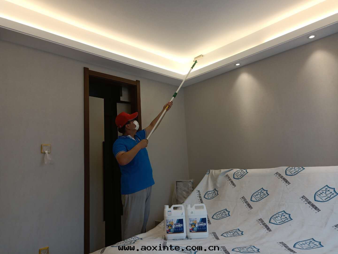 客廳顶面(miàn)滾筒全(quán)方(fāng)位(wèi)施工治理(lǐ)