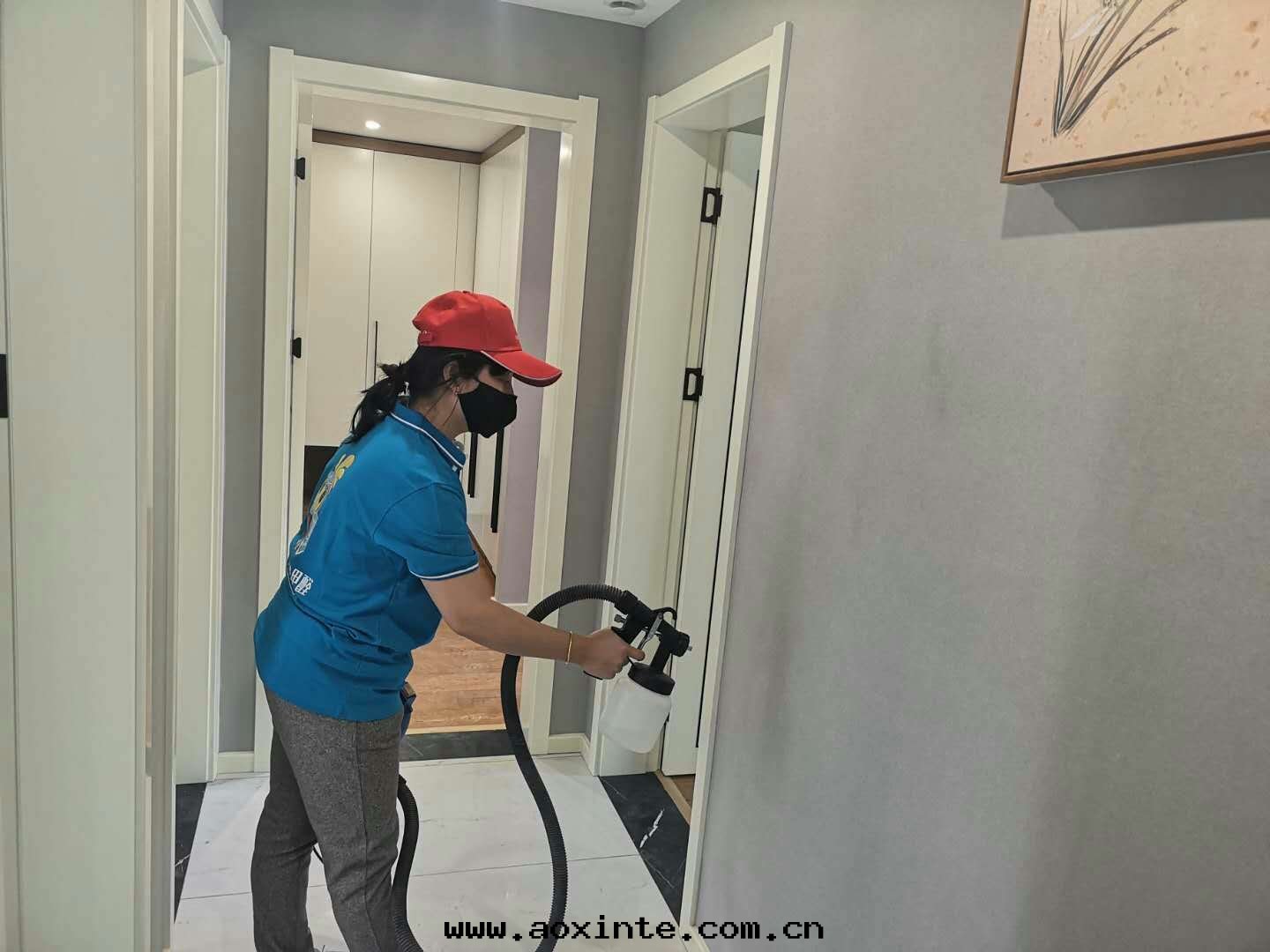 客廳过(guò)道(dào)墙面(miàn)全(quán)方(fāng)位(wèi)噴涂治理(lǐ)