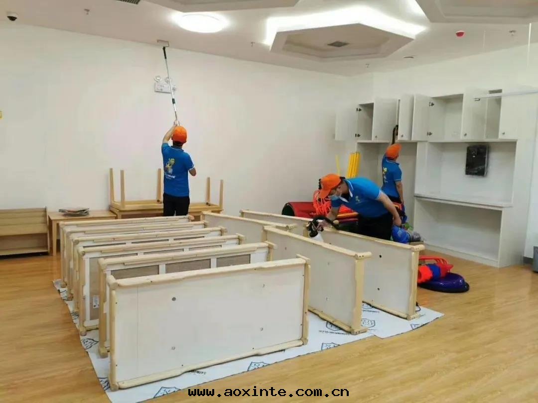 教室(shì)頂面(miàn)滾筒全(quán)方(fāng)位(wèi)施工治理(lǐ)