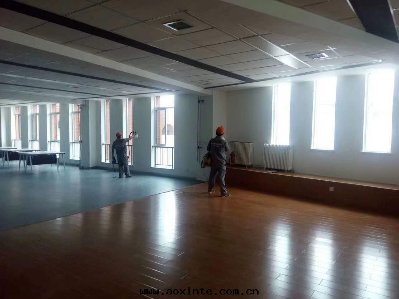 学校(xiào)大(dà)廳墙面(miàn)噴槍全(quán)方(fāng)位(wèi)施工治理(lǐ)甲醛