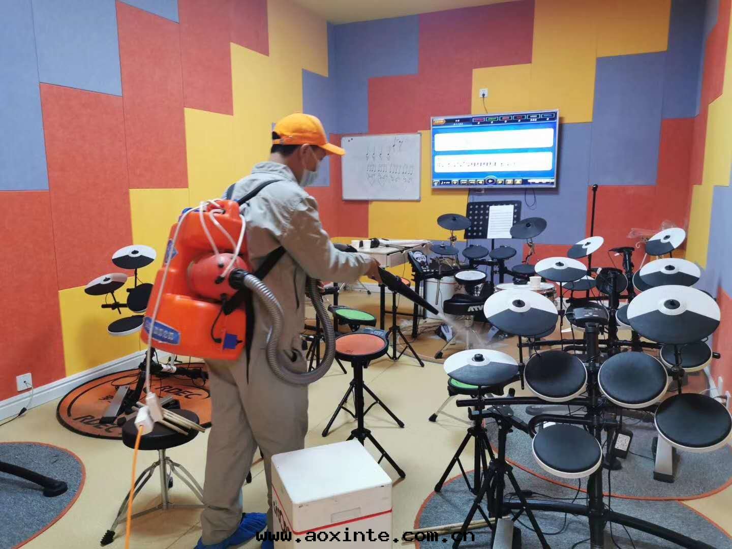 教室(shì)頂面(miàn)地(dì)面(miàn)全(quán)方(fāng)位(wèi)噴塗施工