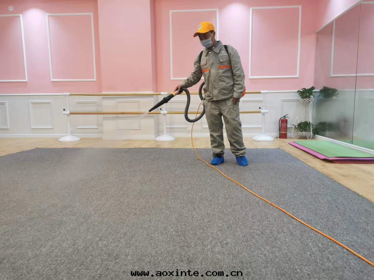 教室(shì)地(dì)毯重(zhòng)點(diǎn)噴塗施工消毒殺菌