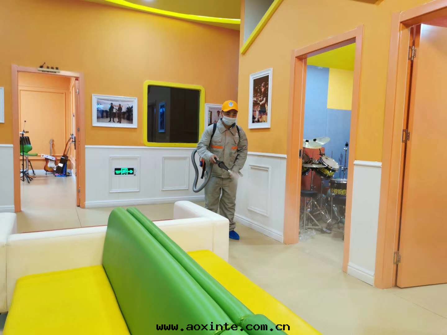 學(xué)校全(quán)方(fāng)位(wèi)無死角(jiǎo)消毒殺菌