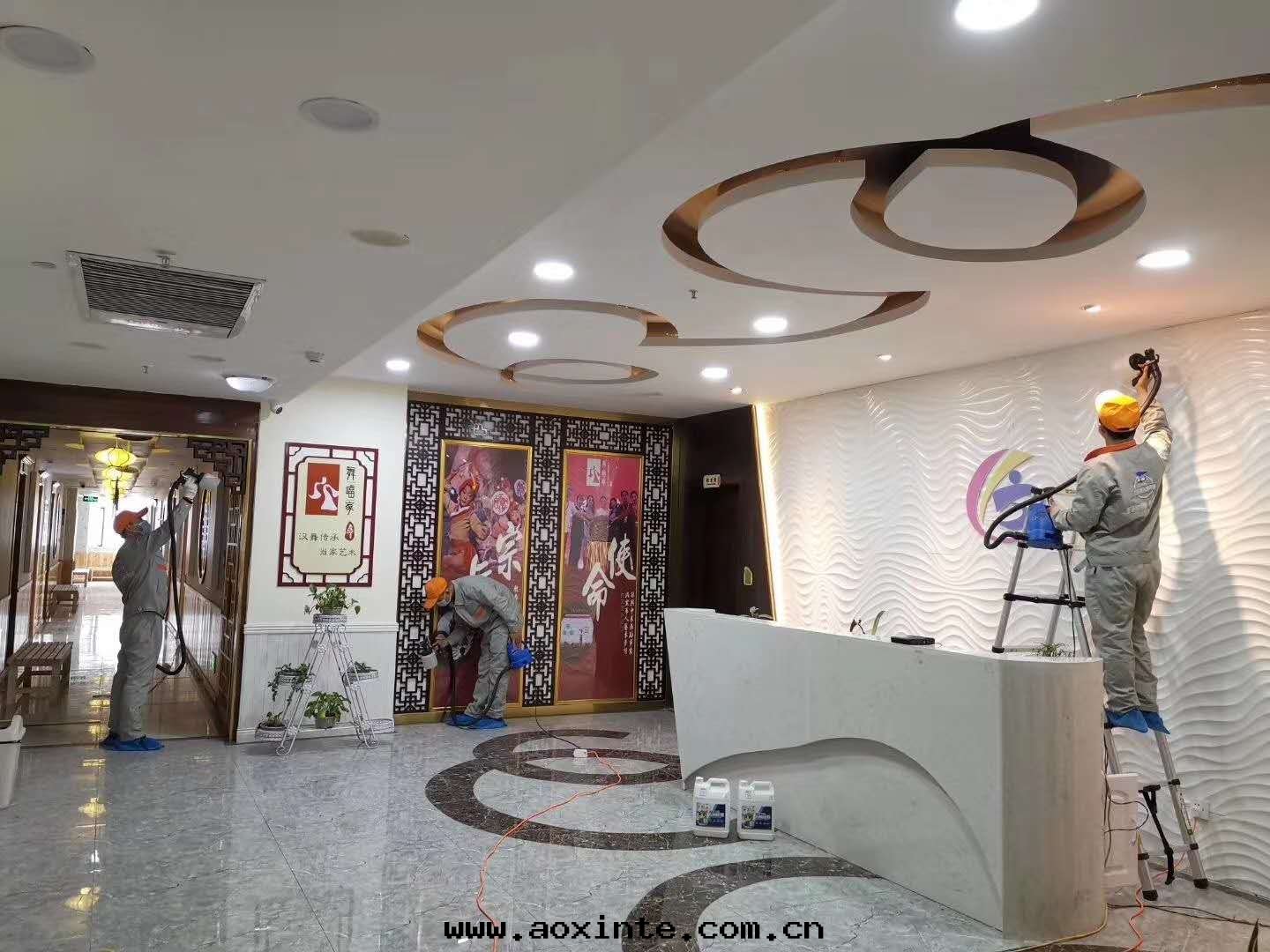 學(xué)校形象(xiàng)牆(qiáng)吊頂全(quán)方(fāng)位(wèi)噴塗施工