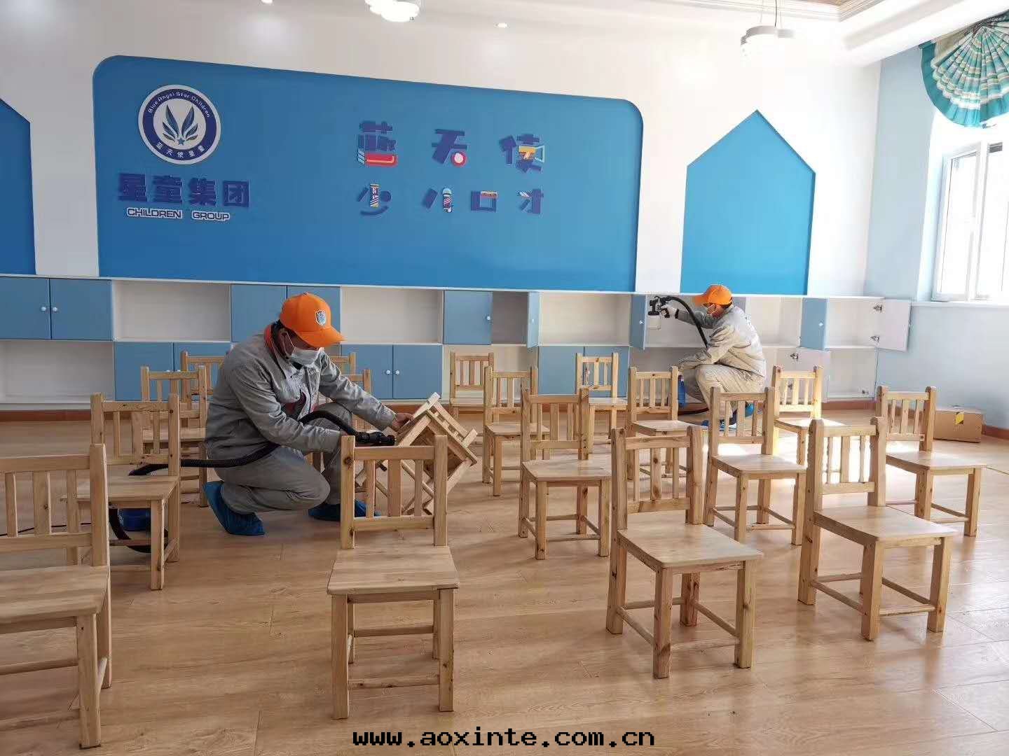 教室(shì)桌椅木(mù)地(dì)闆全(quán)方(fāng)位(wèi)噴塗施工治理(lǐ)甲醛