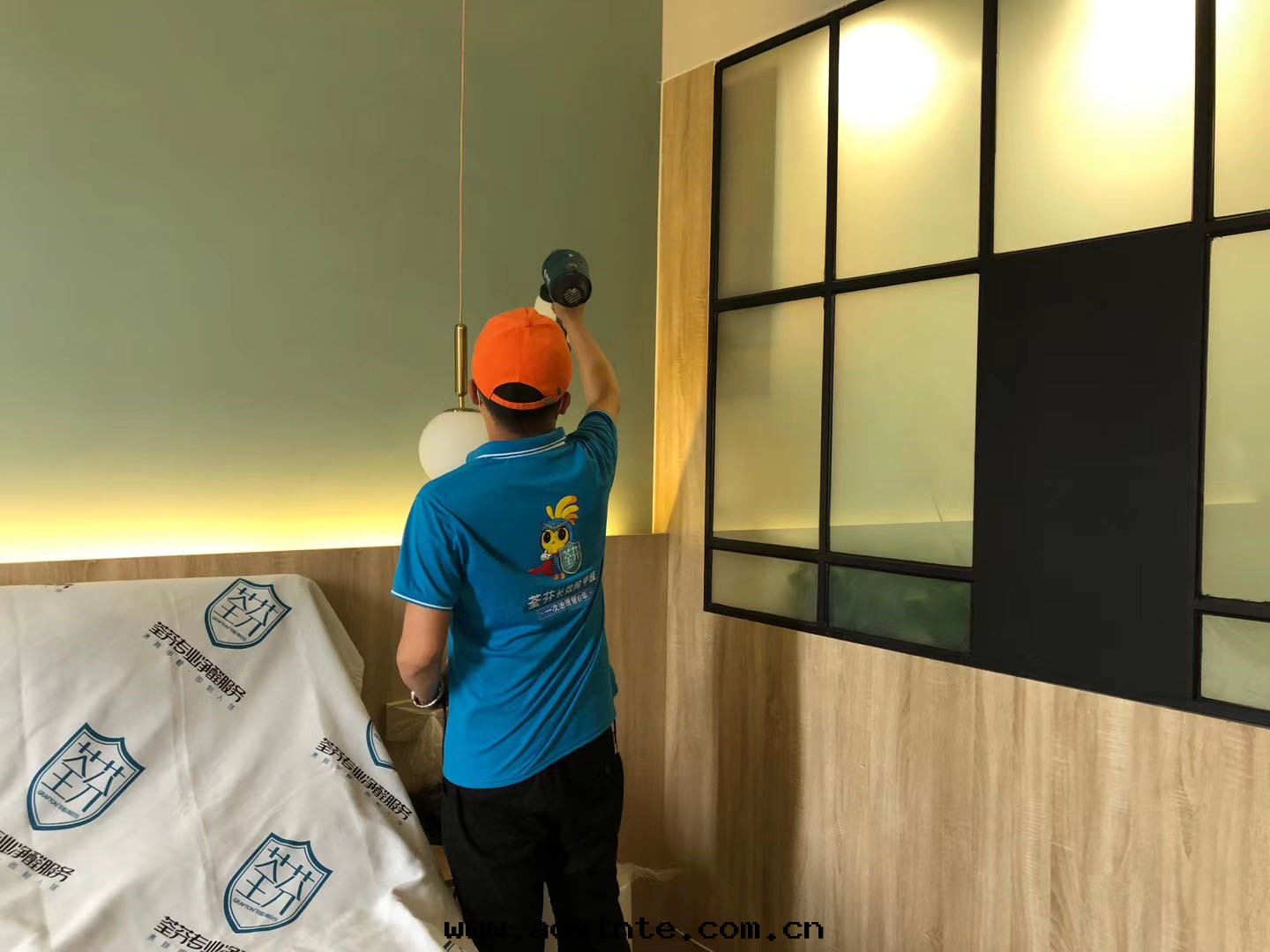 房(fáng)間(jiān)牆(qiáng)面(miàn)壁(bì)紙(zhǐ)噴塗治理(lǐ)甲醛